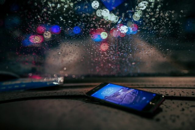 cheap-car-insurance-the-best-rates-and-discounts-for-drivers-image cheap car insurance rates comparison smartphone