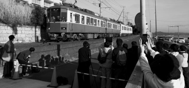 download-rock-fans-told-pack-light-as-train-beer-bins-are-banned-image Download rock fans boarding a train with festival gear and packed bags