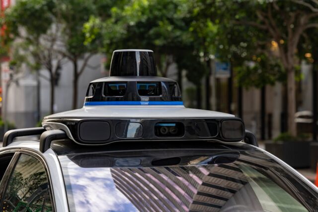 the-smart-drive-ai-and-autonomous-vehicles-image AI autonomous vehicle navigating city streets